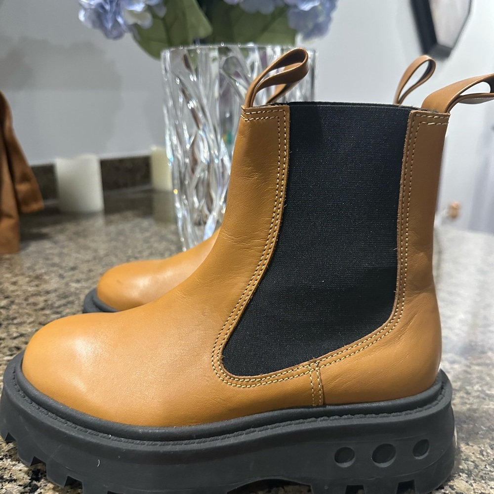Simon Miller Black Sole Detail
